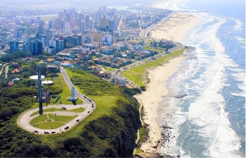 Casa De 2 Quartos Com 2 Ares-Condicionados Em Torres-Rs - Na Mais Bela Praia Gaucha - Cozinha - Banheiro - Tv Smart 32 E Wi-Fi - Estacionamento - Anfitria Superhost No Bnbヴィラ エクステリア 写真