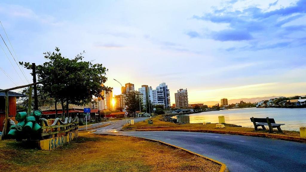 Casa De 2 Quartos Com 2 Ares-Condicionados Em Torres-Rs - Na Mais Bela Praia Gaucha - Cozinha - Banheiro - Tv Smart 32 E Wi-Fi - Estacionamento - Anfitria Superhost No Bnbヴィラ エクステリア 写真