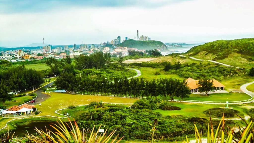 Casa De 2 Quartos Com 2 Ares-Condicionados Em Torres-Rs - Na Mais Bela Praia Gaucha - Cozinha - Banheiro - Tv Smart 32 E Wi-Fi - Estacionamento - Anfitria Superhost No Bnbヴィラ エクステリア 写真