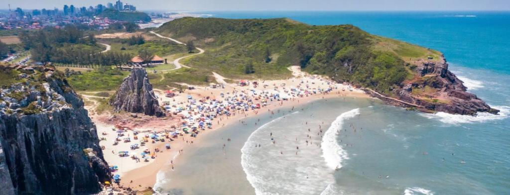 Casa De 2 Quartos Com 2 Ares-Condicionados Em Torres-Rs - Na Mais Bela Praia Gaucha - Cozinha - Banheiro - Tv Smart 32 E Wi-Fi - Estacionamento - Anfitria Superhost No Bnbヴィラ エクステリア 写真