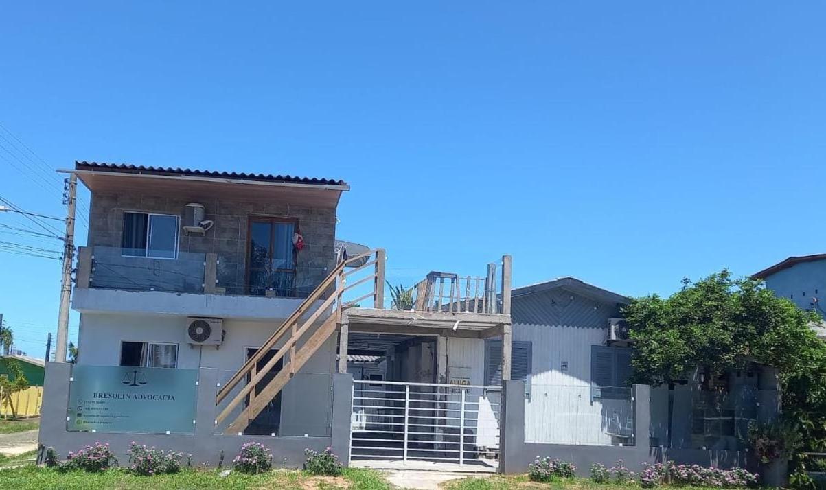 Casa De 2 Quartos Com 2 Ares-Condicionados Em Torres-Rs - Na Mais Bela Praia Gaucha - Cozinha - Banheiro - Tv Smart 32 E Wi-Fi - Estacionamento - Anfitria Superhost No Bnbヴィラ エクステリア 写真